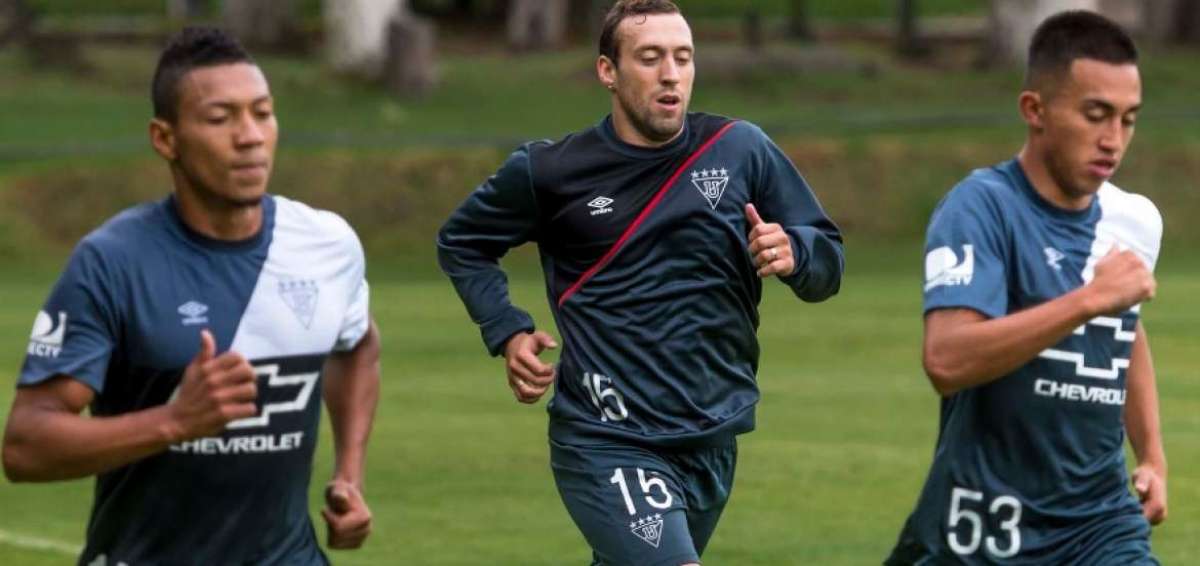 Las tres partes interesadas llegaron a un acuerdo para que Brahian Alem&aacute;n (c) juegue este a&ntilde;o en Liga de Quito.