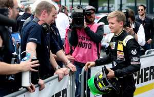 Con 16 a&ntilde;os, Mick Schumacher se llev&oacute; su primer trofeo en un monoplaza. Foto: Agencia AFP