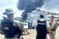 Un tanque con combustible se incendió en la Refinería de Esmeraldas. El personal que trabaja en el sitio fue evacuado.