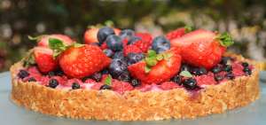 Torta saludable de frutos rojos de S&uacute;per Foods preparada con crema de cash&uacute; (una especie de nuez rica en prote&iacute;na). 235 calor&iacute;as por porci&oacute;n.