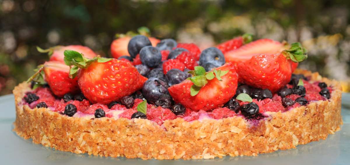 Torta saludable de frutos rojos de S&uacute;per Foods preparada con crema de cash&uacute; (una especie de nuez rica en prote&iacute;na). 235 calor&iacute;as por porci&oacute;n.