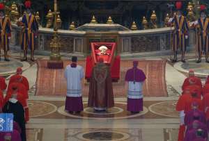 El féretro del papa Francisco llegó a la Basílica de San Pedro.