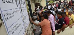 Desde tempranas horas se evidenciaron largas filas en los exteriores de las mesas electorales. Los sufragantes se tomaron m&aacute;s tiempo del previsto para decidir su voto por el gran n&uacute;mero de candidatos para cada una de las dignidades. 