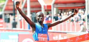Daniel Wanjiru festeja su triunfo del a&ntilde;o pasado en la Marat&oacute;n de Londres, con un tiempo de 2h05:48.