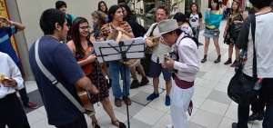 Pedro Cabascango (d) entona la mandolina durante el ritual del baile que se realiz&oacute; por la celebraci&oacute;n de Inti Raymi en la Universidad de las Artes.