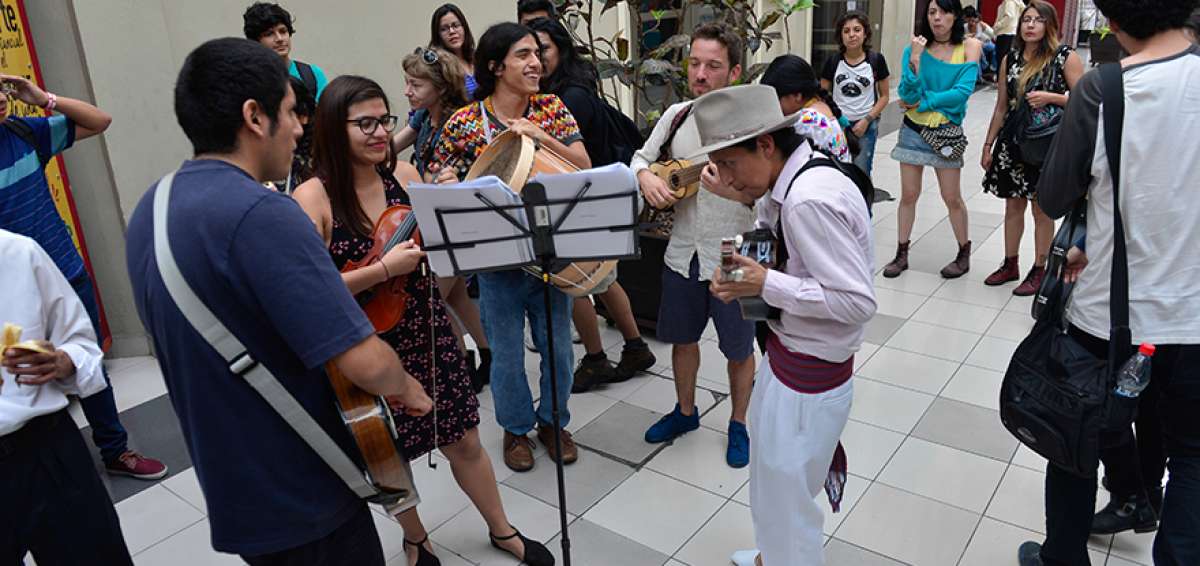Pedro Cabascango (d) entona la mandolina durante el ritual del baile que se realiz&oacute; por la celebraci&oacute;n de Inti Raymi en la Universidad de las Artes.