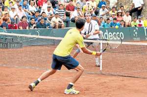 Marcelo Melo (amarillo), de Brasil, responde una pelota a Giovanni Lapentti, de Ecuador. Foto: Karly Torres | El  Telegrafo