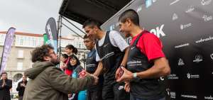 Un personero del ayuntamiento de La Coru&ntilde;a saluda a Manuel Ca&ntilde;ar durante el acto de premiaci&oacute;n de la carrera.