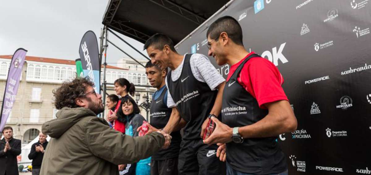 Un personero del ayuntamiento de La Coru&ntilde;a saluda a Manuel Ca&ntilde;ar durante el acto de premiaci&oacute;n de la carrera.