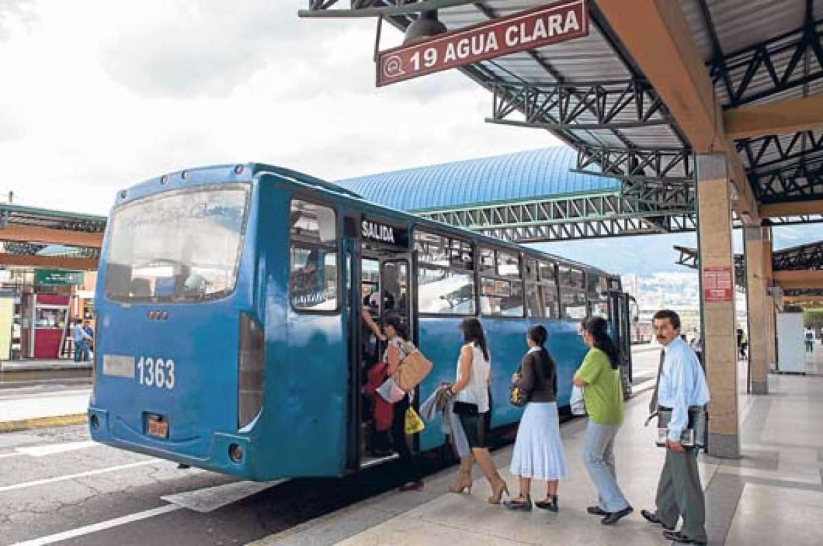 Los estudiantes piden a los transportistas mejorar la calidad de servicio. Foto: Archivo/ El Tel&eacute;grafo.