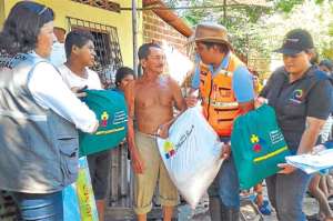 Las familias que perdieron sus bienes o cuyas casas resultaron con da&ntilde;os, reciben comida. Foto: Cortesia SNGR
