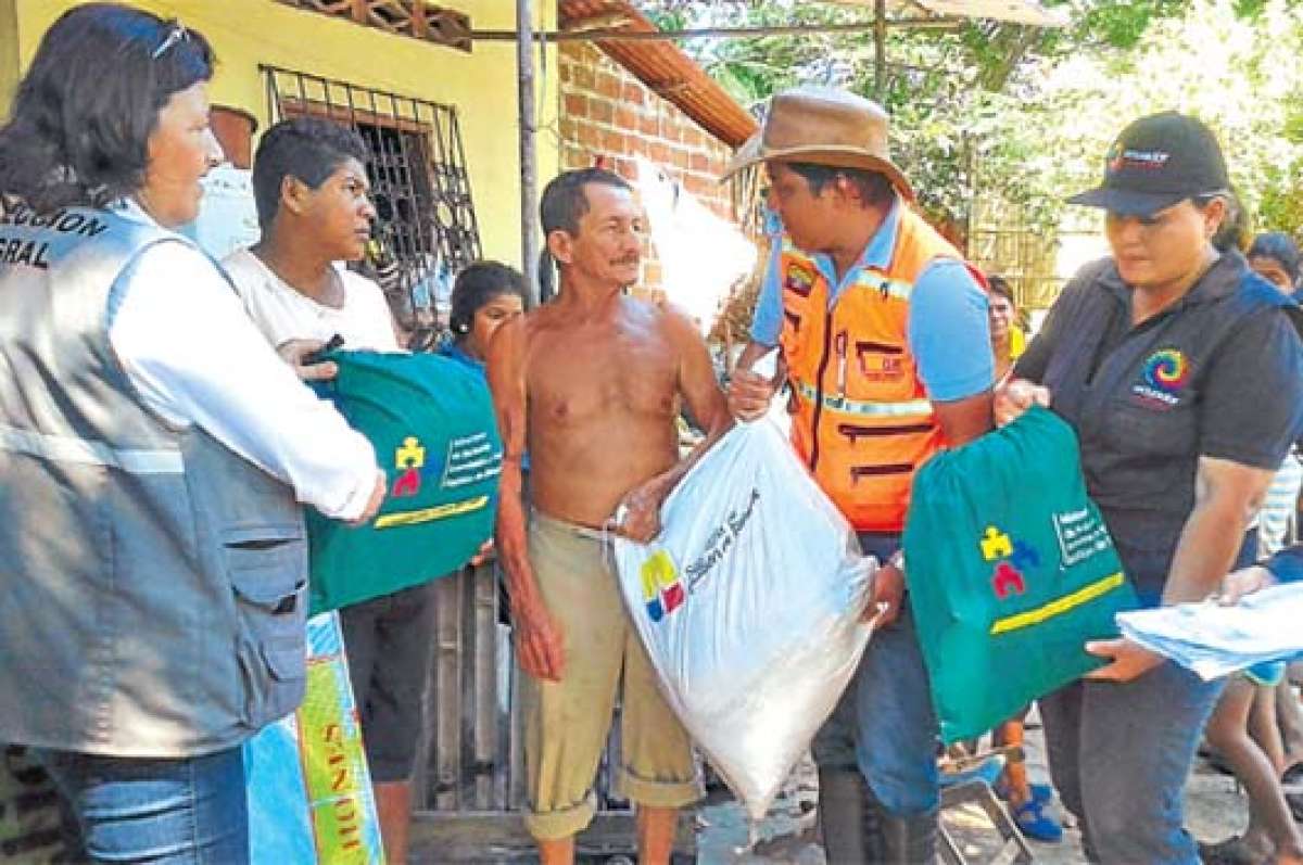 Las familias que perdieron sus bienes o cuyas casas resultaron con da&ntilde;os, reciben comida. Foto: Cortesia SNGR