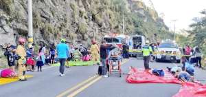 Accidente entre bus y veh&iacute;culo deja 30 heridos en Zhucay