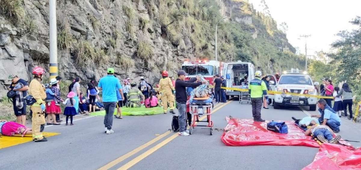Accidente entre bus y veh&iacute;culo deja 30 heridos en Zhucay