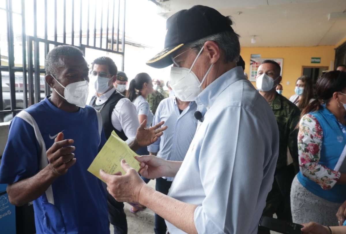 El presidente Guillermo Lasso realizó un recorrido por el hospital de Quinindé. 