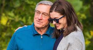 Lanzan primer tr&aacute;iler de El becario con Robert De Niro y Anne Hathaway