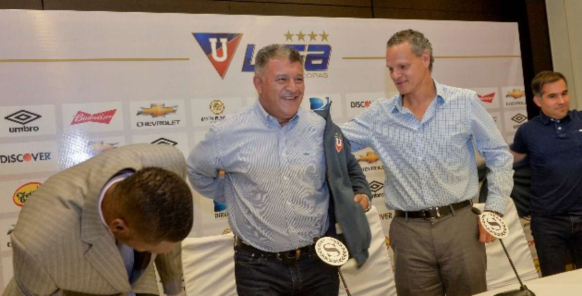 Esteban Paz (d) le entrega la chompa del equipo albo a Claudio Borghi, DT que tomar&aacute; las riendas en 2016. Foto: Fernando Sandoval / EL TEL&Eacute;GRAFO