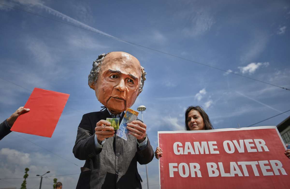 La FIFA niega legitimidad a exconsejero de Blatter que neg&oacute; una futura salida del directivo