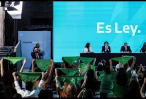 Estudiantes toman escuelas de Argentina en apoyo a proyecto de aborto