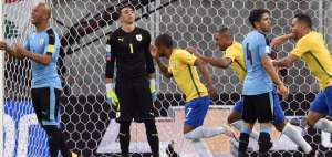 Muslera (negro) jug&oacute; dos Mundiales (2010 y 2014), una Copa Confederaciones (2013) y dos Copas Am&eacute;rica (Argentina 2011 donde sali&oacute; campe&oacute;n; y Chile 2015)