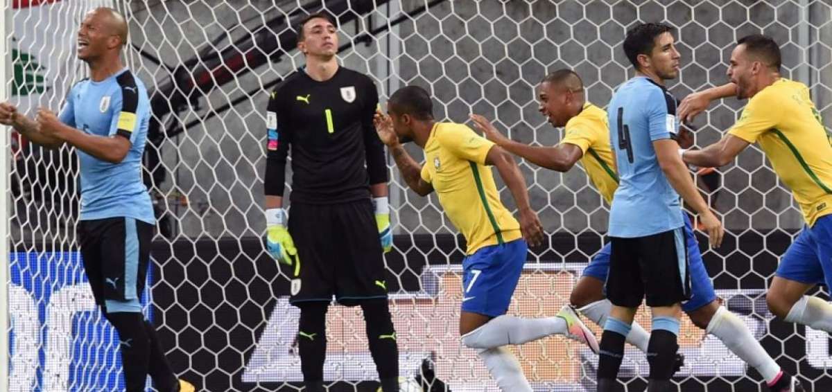 Muslera (negro) jug&oacute; dos Mundiales (2010 y 2014), una Copa Confederaciones (2013) y dos Copas Am&eacute;rica (Argentina 2011 donde sali&oacute; campe&oacute;n; y Chile 2015)