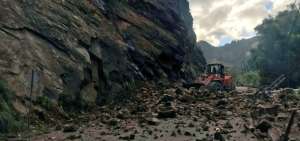Cierre de v&iacute;a por desprendimiento de rocas en El Tahual, provincia de Azuay