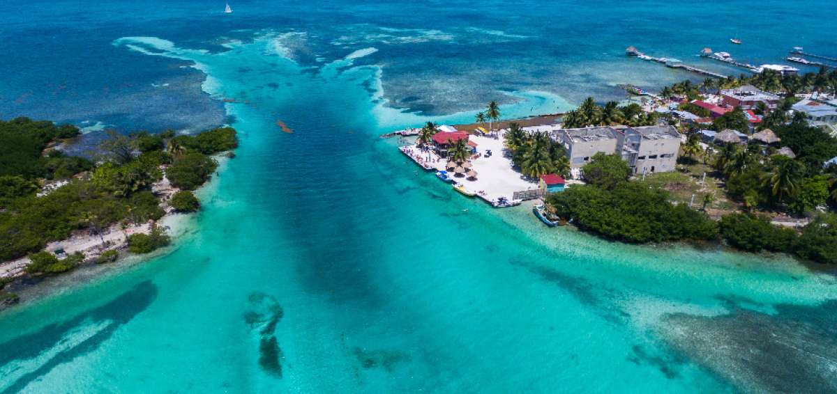 El cayo de Amgergris es la isla m&aacute;s grande de Belice. Est&aacute; habitada por 2 mil personas, concentradas en el &uacute;nico poblado del islote.