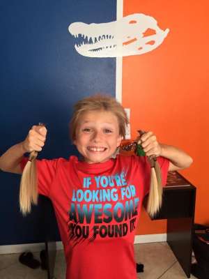 El peque&ntilde;o muestra el cabello que donar&aacute; a  Children With Hair Loss,  Fotos: Deeanna Thomas