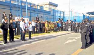 Elementos de la Polic&iacute;a Nacional, Fuerzas Armadas y bomberos colaboraron para retomar el control del centro de reclusi&oacute;n en Latacunga. Foto: Twitter del Ministerio de Justicia