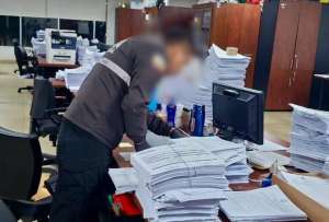 Agentes recabaron documentos y equipos electr&oacute;nicos durante los allanamientos.