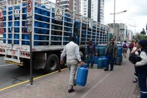 Cerca de un centenar de personas acudi&oacute; ayer a la Tribuna de Los Shyris para comprar un cilindro de gas. Foto: Carina Acosta/ El Tel&eacute;grafo