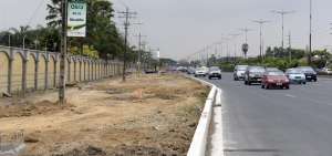 La Av. Samborond&oacute;n es uno de los puntos intervenidos por la Alcald&iacute;a para mejorar la movilidad vehicular adyacente a las urbanizaciones.