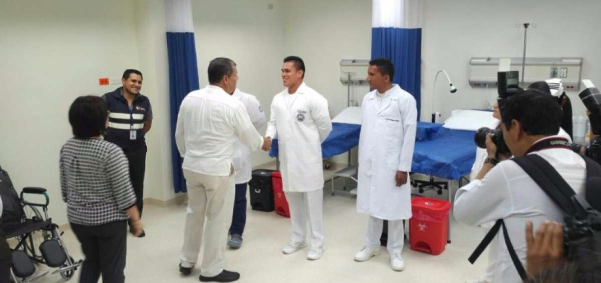 El mandatario recorri&oacute; las instalaciones del nuevo centro de salud. 