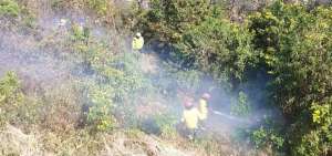 Nuevamente un incendio forestal se registra en el cerro San Eduardo.
