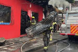 Unidades de Bomberos de Guayaquil trabajan durante horas en la remoci&oacute;n de escombros.