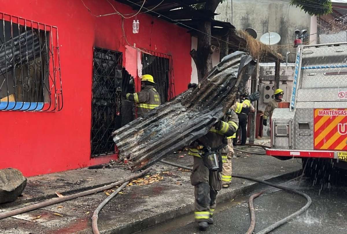 Unidades de Bomberos de Guayaquil trabajan durante horas en la remoci&oacute;n de escombros.