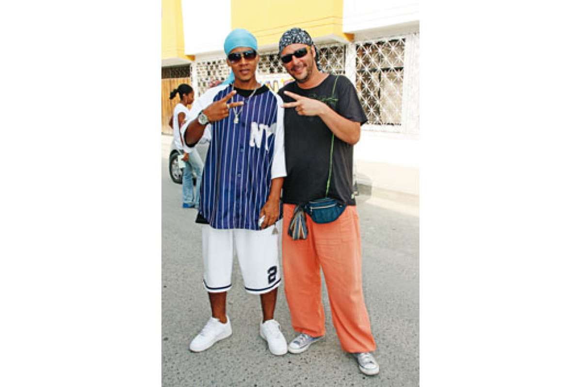 Nahuel (der.) junto a un chico de Master of the Street.