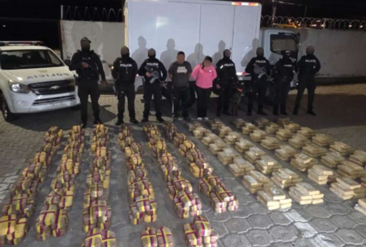 La Policía Nacional presume que el cargamento de marihuana tendría como destino el mercado local. Dos personas fueron detenidas para las investigaciones.