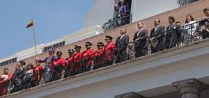 El presidente Rafael Correa y el vicepresidente Jorge Glas, junto con bomberos durante el cambio de guardia en el Palacio de Carondelet.