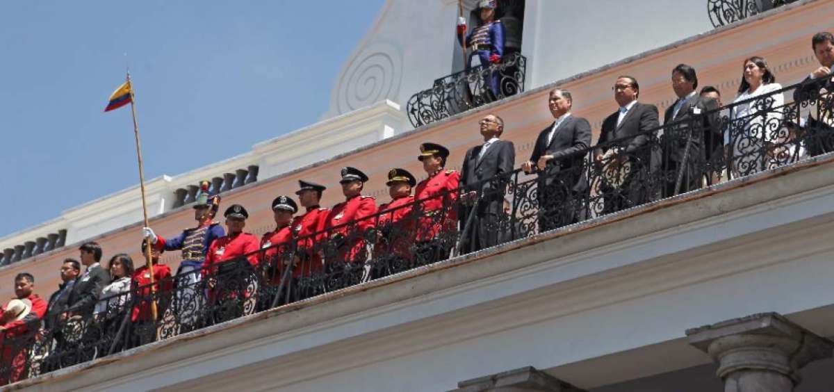 El presidente Rafael Correa y el vicepresidente Jorge Glas, junto con bomberos durante el cambio de guardia en el Palacio de Carondelet.