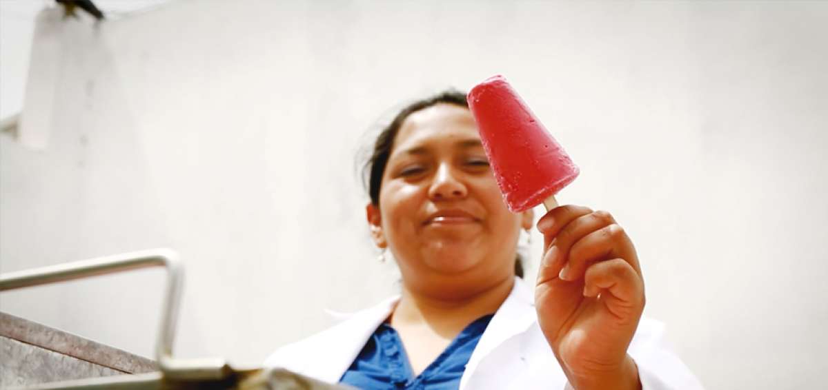 Gracias al servicio de agua apta para el consumo, Marianela Garc&iacute;a pudo emprender en un negocio de venta de helados.