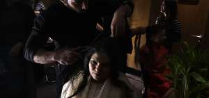 &rarr;La modelo Mamta arregla su cabello antes de desfilar por la pasarela. Ella fue una de las nueve f&eacute;minas que participaron en el evento.  