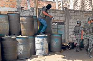 Los militares de 2 cantones orenses decomisaron el combustible en las bodegas clandestinas. Foto: Fabricio Cruz│El Tel&eacute;grafo