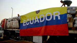 La carga es apilada sobre camiones que llevan banderas de Ecuador y carteles alusivos a la campa&ntilde;a Todos somos Palestina. Foto:  Andes