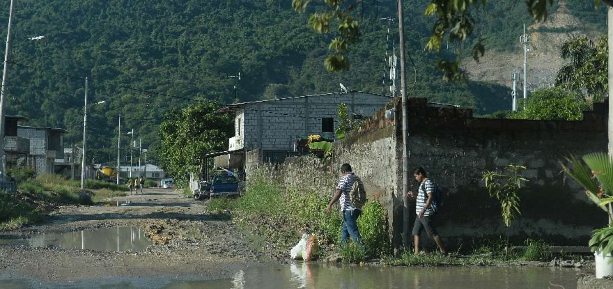 La calle principal est&aacute; deteriorada y con varias pozas que imposibilitan en tr&aacute;nsito.