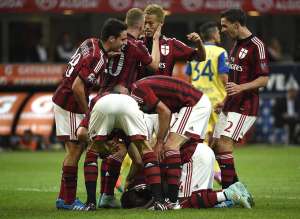 Jugadores del Milan celebran uno de los tantos convertidos al Chievo Verona. Foto: AFP