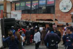 Camión de basura de la empresa pública Emaseo se estrelló contra un local de comidas en Quito. 
