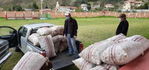 En la parroquia Dug Dug del cant&oacute;n azuayo Paute se entrega papas a los municipios y prefectura para que estos a su vez los regalen.