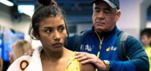 La luchadora ecuatoriana Luc&iacute;a Y&eacute;pez (i) junto con su entrenador, Jorge Gonz&aacute;lez, durante su participaci&oacute;n en el Mundial Juvenil, en Estonia.