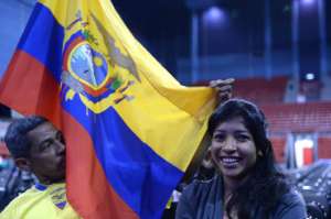 Ra&uacute;l Cortez (58 a&ntilde;os) y su hija Miriam llevaron la bandera ecuatoriana hasta el 105 Stadium para presenciar el  Enlace Ciudadano 371. Foto: Francisco Ipanaqu&eacute; | El Tel&eacute;grafo.